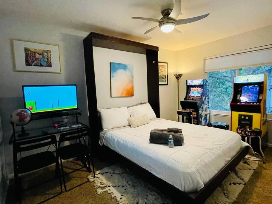 Artist's With 2 Bedroom & Arcade